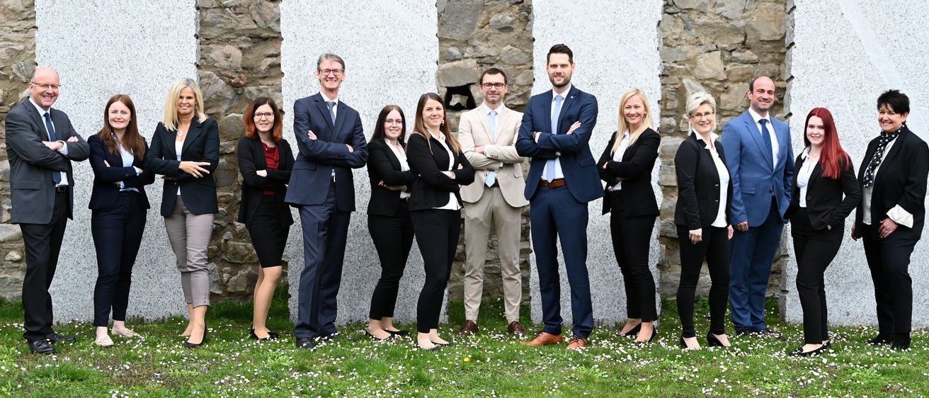 Bild enthält, Groupshot, Person, People, Clothing, Coat, Formal Wear, Suit, Skirt, Blazer, Jacket