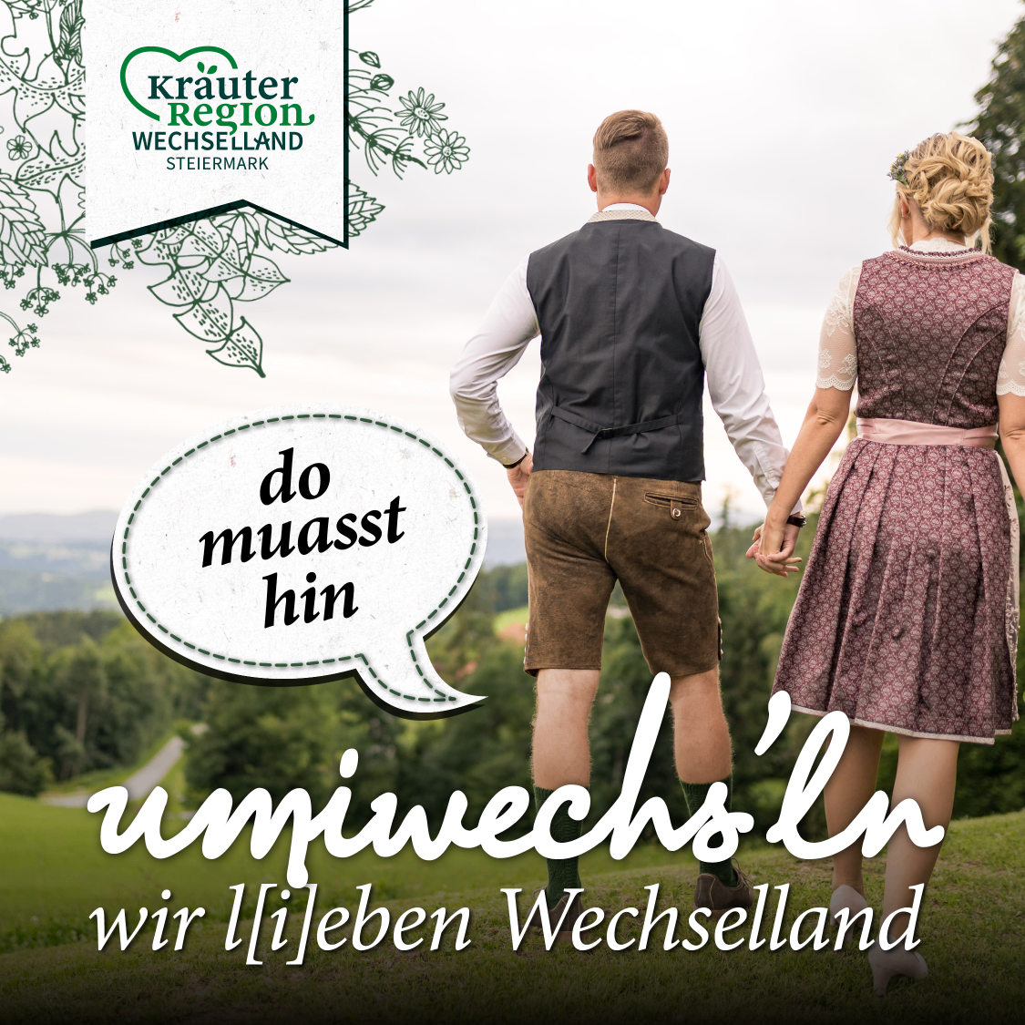 Eine Szene im Freien zeigt einen Mann und eine Frau in traditioneller Kleidung, die Hand in Hand auf einer Wiese gehen. Eine Sprechblase sagt 'do musst hin'. Das Bild repräsentiert die 'Kruter Region Wechselland' in der Steiermark.
