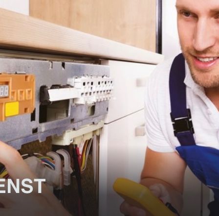 Ein Mann arbeitet an einem Gerät, hält ein Werkzeug und lächelt. Das Gerät hat eine elektronische Komponente mit der Nummer 88.