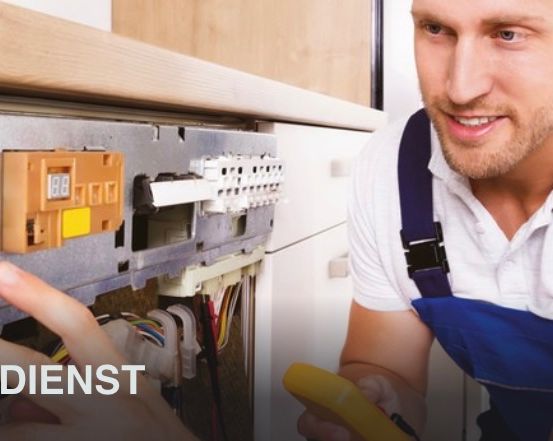 Ein Mann arbeitet an einem Gerät, hält ein Werkzeug und lächelt. Das Gerät hat eine elektronische Komponente mit der Nummer 88.