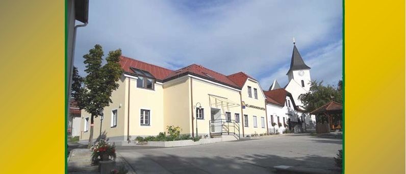 Bild enthält, Advertisement, Poster, Neighborhood, Architecture, Building, Hotel, City, Road, Street, Urban