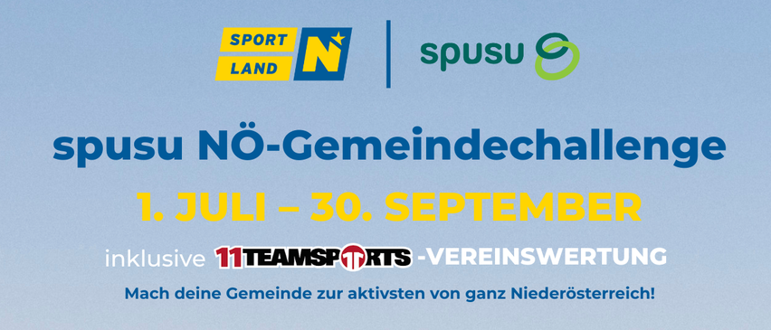Plakat für sposu NO-Gemeindechallenge mit einer Familie, die in den Bergen wandert, Text und QR-Code für weitere Informationen. Datum: 1. Juli bis 30. September. Inklusive 11TEAMSPORTS-Vereinsauszeichnung.