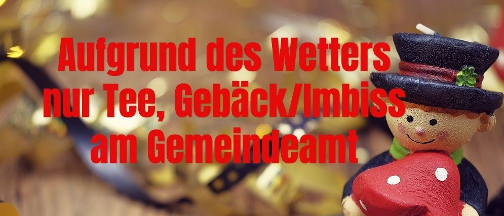 Eine kleine Figur, die einen roten Pilz hält, steht auf einer Holzoberfläche. Dahinter befindet sich ein Hufeisen und einige goldene Sterne. Der Text auf dem Bild lautet 'Aufgrund des Wetters nur Tee, Geback/Imbiss am Gemeindeamt'.