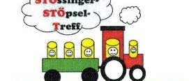 Ein Cartoon-Zug mit roten und grünen Farben, der weißen Rauch ausstößt und mit 'Stössinger-Stössel-Treff' darüber beschriftet ist. Der Zug hat sechs gelbe Waggons, jeder mit einem lächelnden Gesicht.