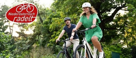 Bild enthält, Bicycle, Cycling, Person, Vehicle, Helmet, Adult, Female, Woman, Shoe, Necklace