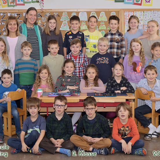 Bild enthält, Kindergarten, School, Classroom, Boy, Child, Male, Person, Face, Adult, Woman