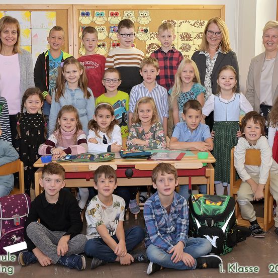 Bild enthält, Kindergarten, School, Adult, Female, Person, Woman, Classroom, Boy, Child, Male