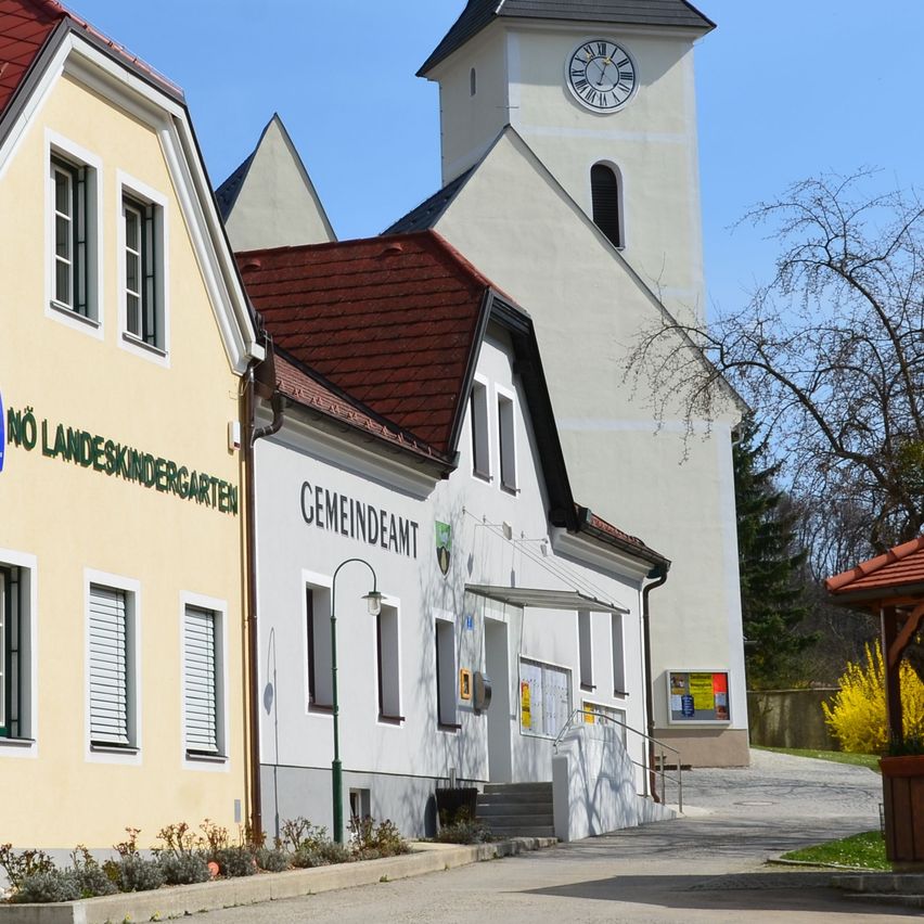 Bild enthält, Building, Clock Tower, Tower, Neighborhood, Spire, City, Outdoors, Shelter, Housing, House