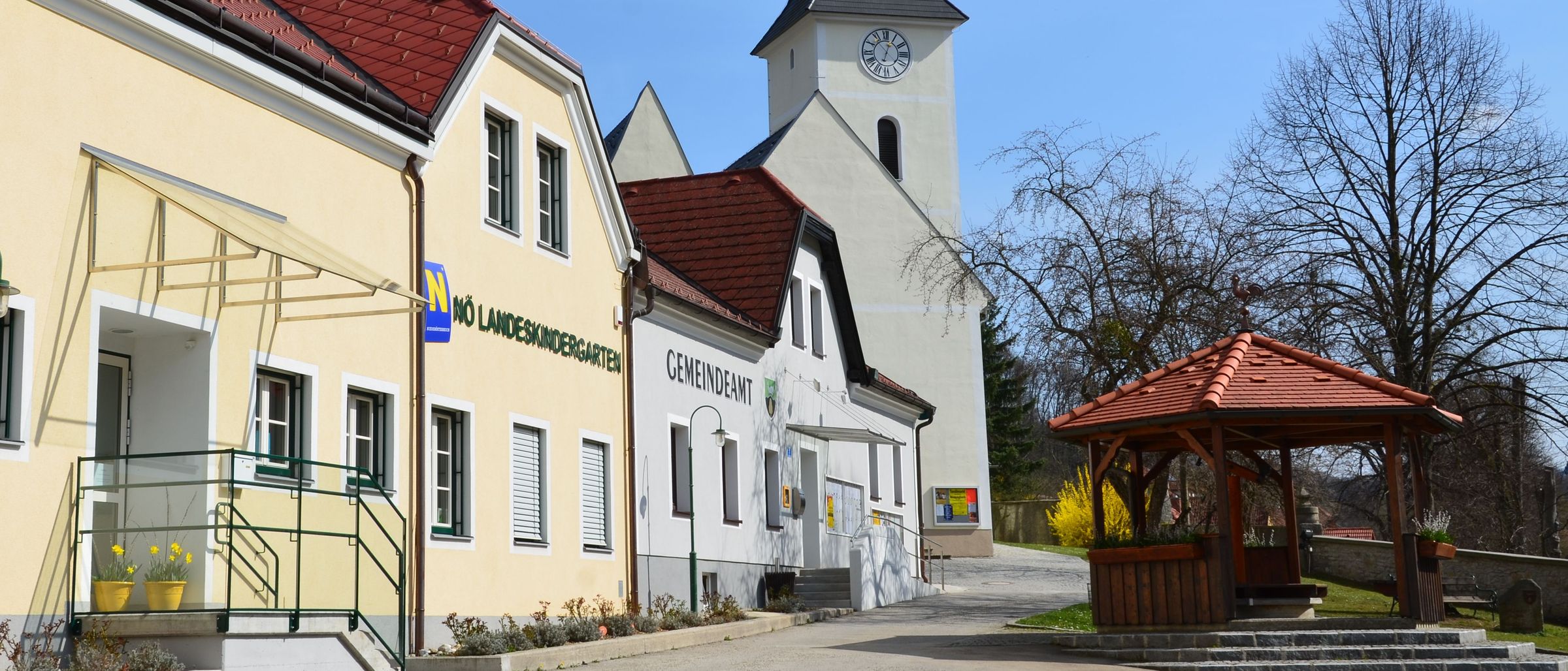Bild enthält, Building, Clock Tower, Tower, Neighborhood, Spire, City, Outdoors, Shelter, Housing, House