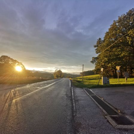 Bild enthält, Road, Tarmac, Flare, Light, Freeway, Highway, Sunlight, Path, City