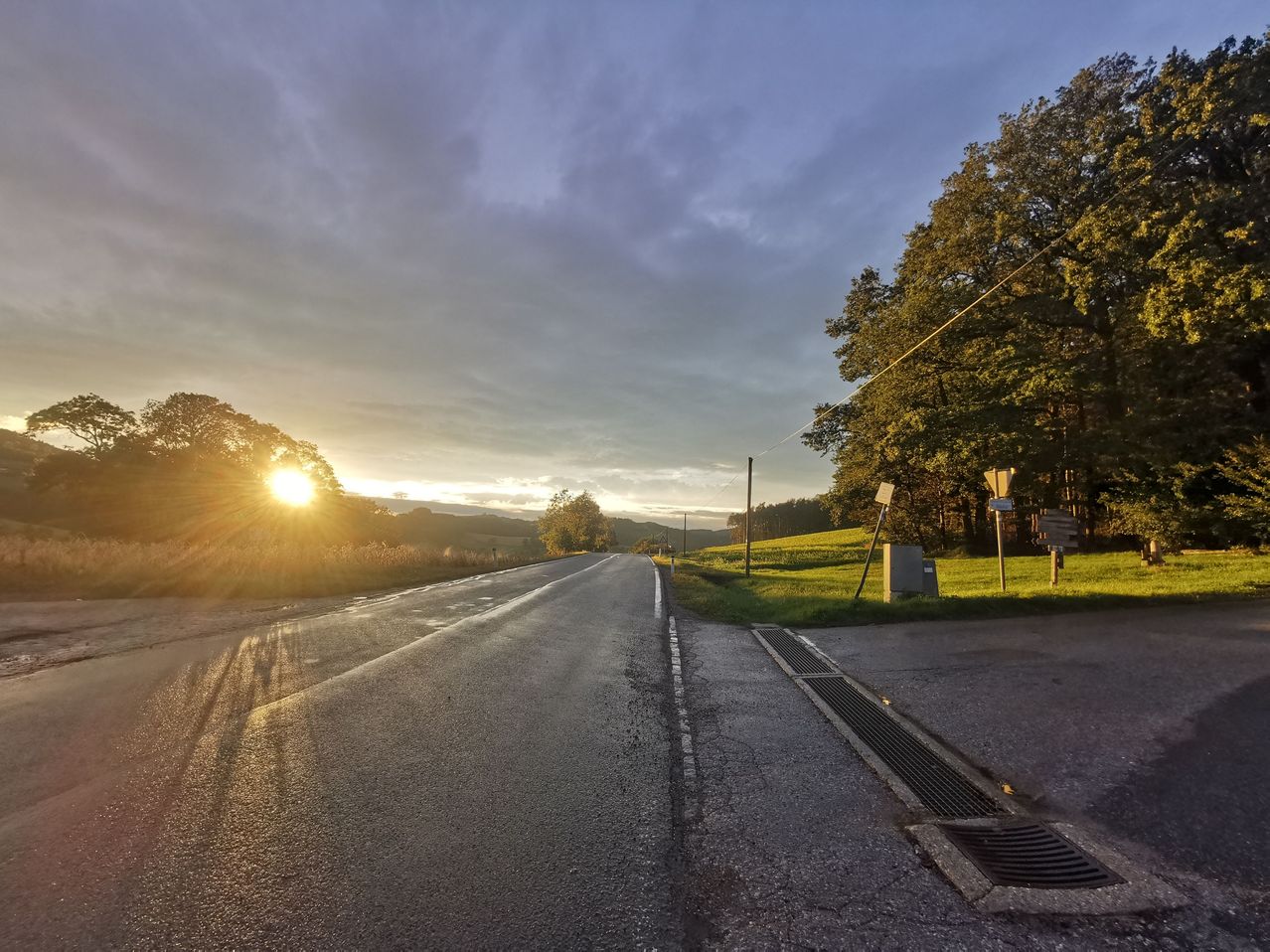 Bild enthält, Road, Tarmac, Flare, Light, Freeway, Highway, Sunlight, Path, City