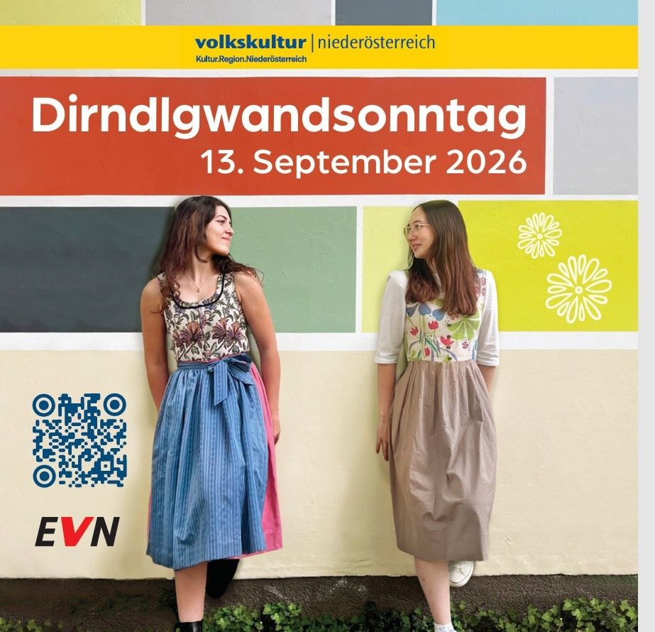 Zwei Frauen in traditionellen Kleidern stehen neben einer bunten Wand mit einem QR-Code und dem Datum 13. September 2026.