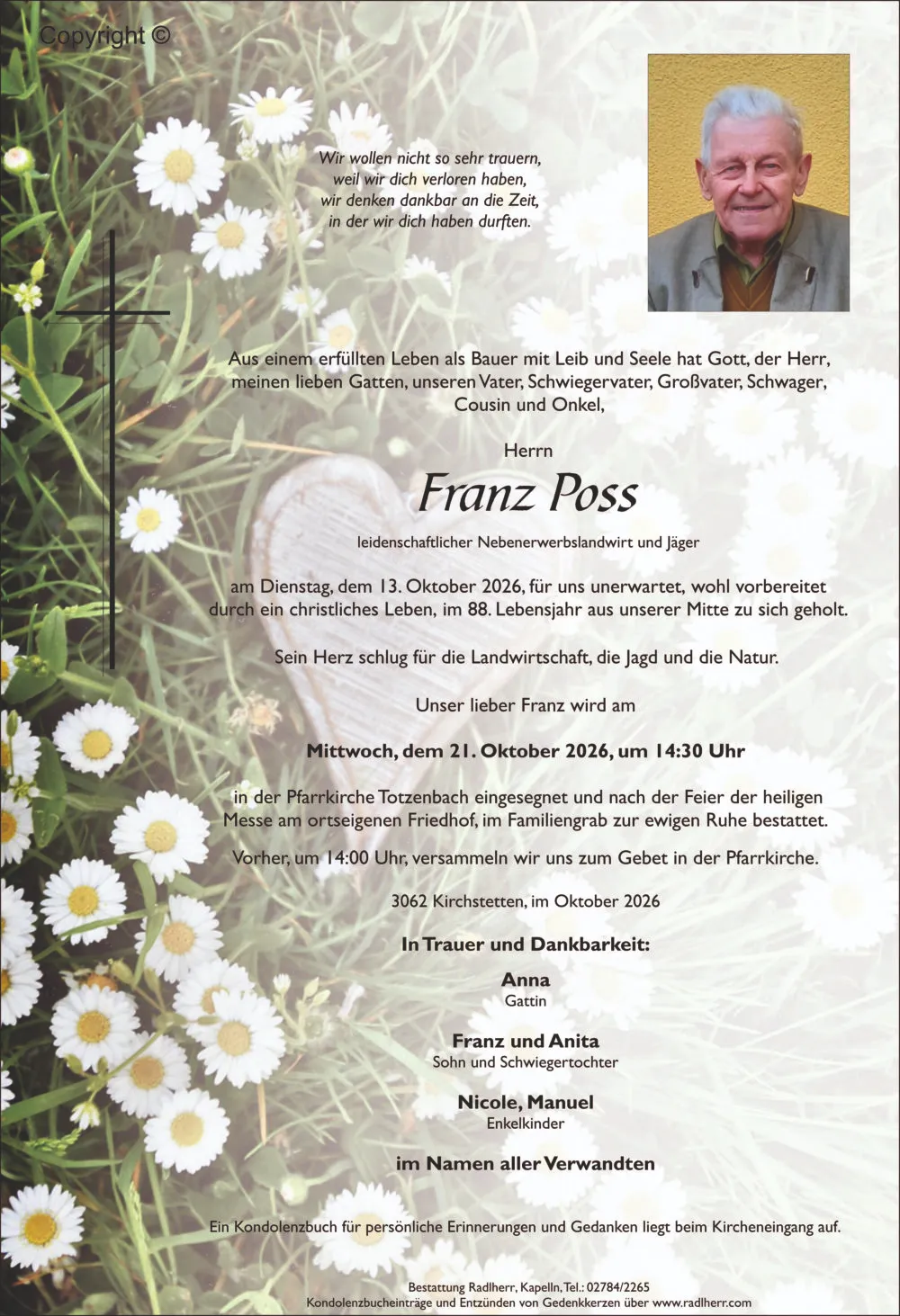 Ein Gedenkposter für Franz Poss, mit einem Foto von ihm, einem Herz und einem Kreuz, mit Text auf Deutsch und Englisch, umgeben von Blumen.