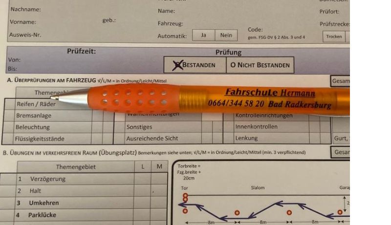 Ein Fahrzeugprüfungsprotokoll-Formular gefüllt mit Daten. Ein orangefarbener Stift ruht darauf. Das Formular enthält Abschnitte für persönliche Informationen, Fahrzeugdetails und Inspektionsergebnisse. Die Inspektionsergebnisse zeigen verschiedene Überprüfungen und Messungen.