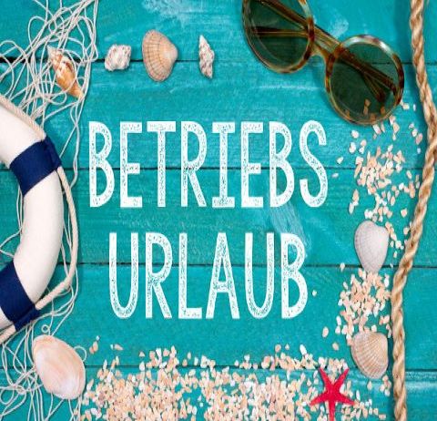 Eine blaue Tafel zeigt den Text 'BETRIEBS URLAUB'. Drumherum sind verschiedene Muscheln, ein Seestern, eine Sonnenbrille und ein Rettungsring verstreut. Der Hintergrund ist hellblau.