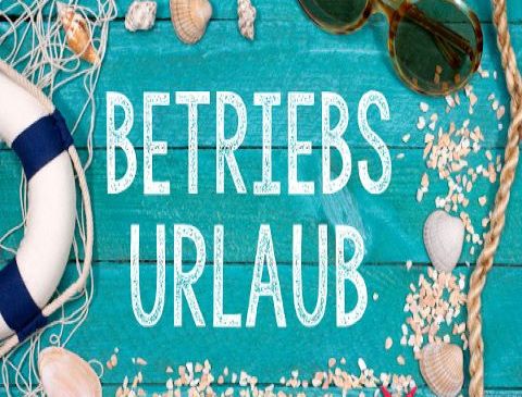 A blue board displays the text 'BETRIEBS URLAUB'. Around it, various seashells, a starfish, sunglasses, and a lifebuoy are scattered. The background is a light blue hue.
