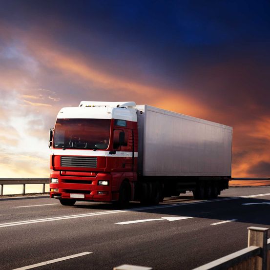 Bild enthält, 18-wheeler Truck, Transportation, Truck, Vehicle, Moving Van, Van