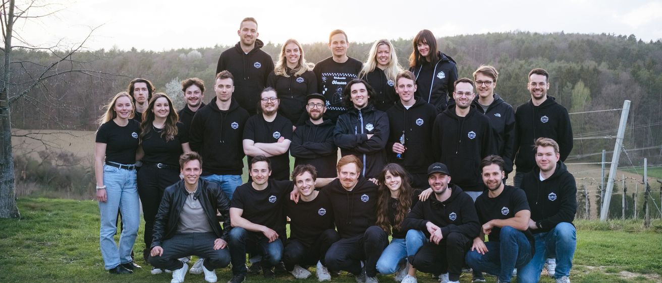 Bild enthält, People, Pants, Grass, Team, T-Shirt, Photography, Portrait, Jeans, Groupshot, Park