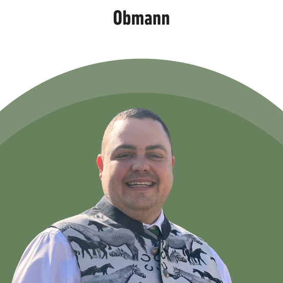 Das Bild zeigt einen lächelnden Mann mit kurzen Haaren und einer grau-schwarzen Weste mit grünem Hintergrund. Der Text 'Obmann' ist über dem Mann angezeigt.