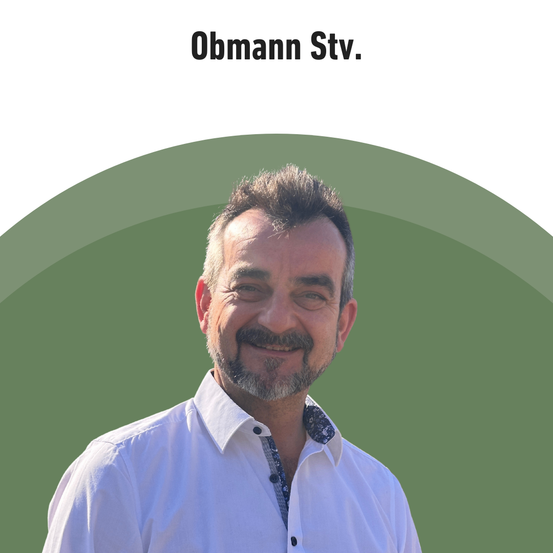 Ein Bild von Erwin Stratzer, einem lächelnden Mann in einem weißen Hemd mit grünem Hintergrund, mit einem Zitat von Obmann Stv.