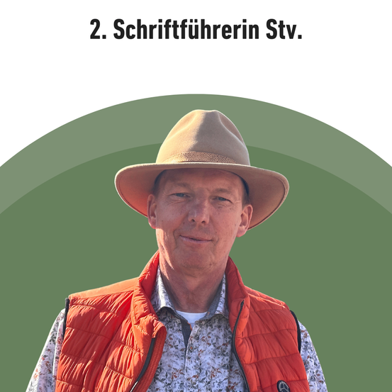 Ein Mann in einem braunen Hut und orangefarbener Weste posiert vor einem grünen Hintergrund. Der Text '2. Schriftführerin Stv.' ist über ihm angezeigt.