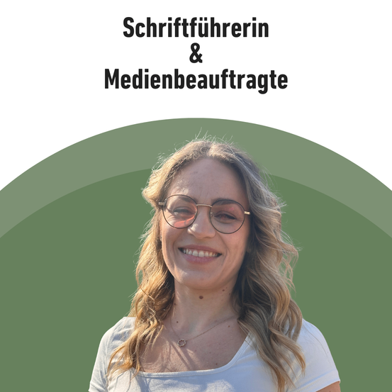 Ein Bild einer lächelnden Frau mit Brille und blondem Haar. Der Hintergrund ist grün und der Text lautet 'Schirffuhrerin & Medienbeauftragte'.