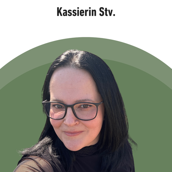 Ein Porträt einer Frau namens Kassierin Stv. Sie trägt eine Brille und lächelt leicht. Der Hintergrund ist grün.