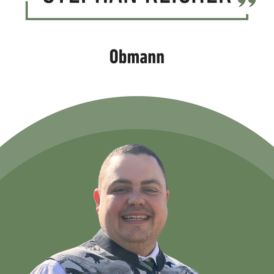 Ein lächelnder Mann in einer grau-weiß gemusterten Weste und Krawatte, der nach vorne schaut, mit dem Text 'Obmann' in Fettdruck darüber und einem grünen Kreis dahinter.