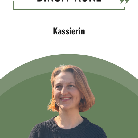 Eine lächelnde Frau mit kurzen blonden Haaren, die ein schwarzes Sweatshirt trägt, vor einem grünen Hintergrund. Der Name Kassierin ist über ihr angezeigt.