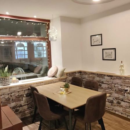 Bild enthält, Indoors, Interior Design, Dining Room, Dining Table, Furniture, Table, Tabletop, Wood, Home Decor, Photo Frame