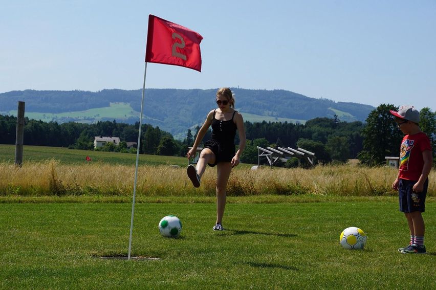 Bild enthält, Soccer Ball, Grass, Field, Flag, Boy, Child, Male, Person, Girl, Teen