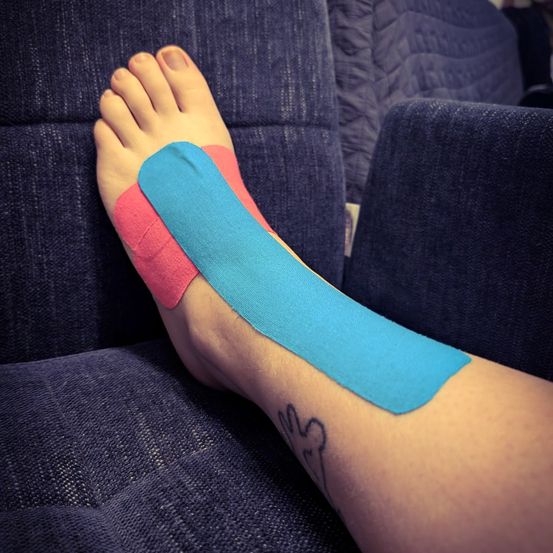 Bild enthält, Arm, Body Part, Person, Clothing, Hosiery, Sock, Skin, Tattoo, Ankle