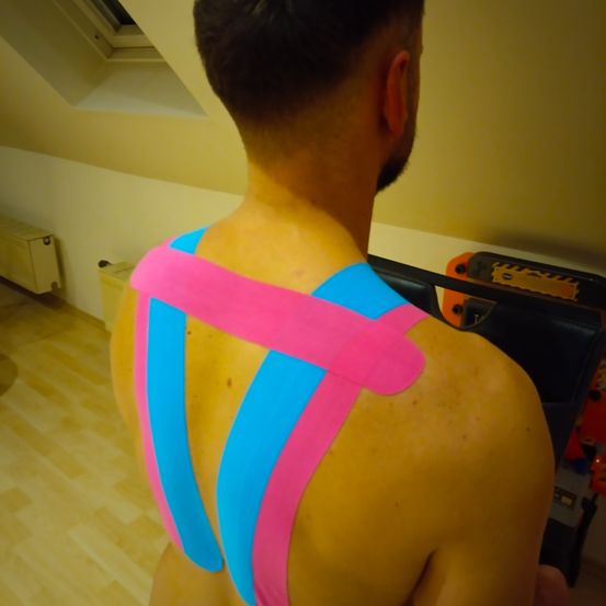 Bild enthält, Back, Person, Adult, Male, Man, Skin, Tattoo, Floor, Head, Flooring