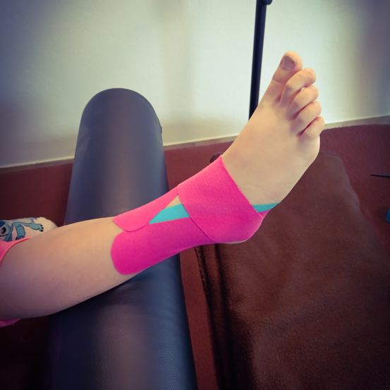 Bild enthält, Ankle, Body Part, Person, Arm, Clothing, Hosiery, Sock