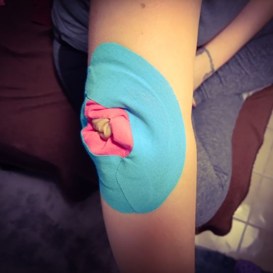 Bild enthält, Clothing, Shorts, Body Part, Knee, Person, Finger, Hand, Arm, Glove