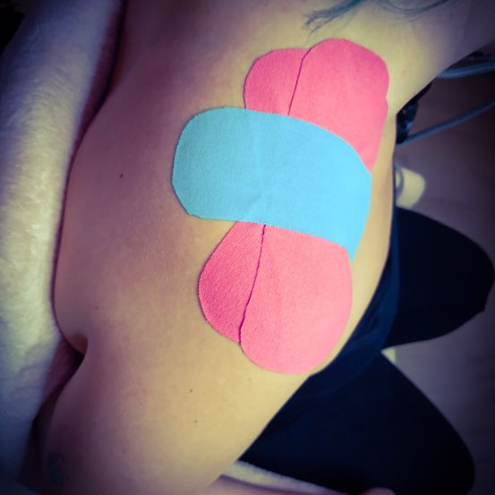 Bild enthält, Person, Skin, Tattoo, Back, Body Part, Finger, Hand, Face, Head