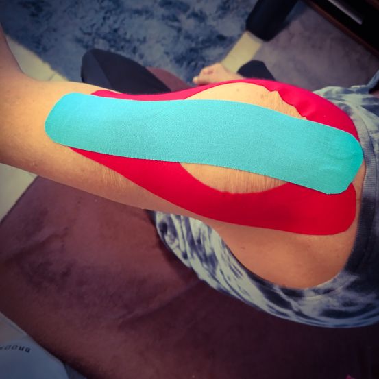 Bild enthält, Arm, Person, Adult, Female, Woman, Finger, Skin, Tattoo, Clothing, Glove