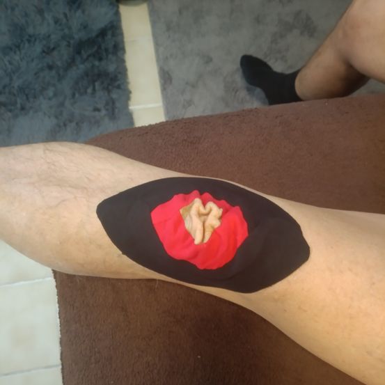 Bild enthält, Body Part, Knee, Person, Clothing, Hosiery, Sock, Arm, Wrist, Skin, Tattoo