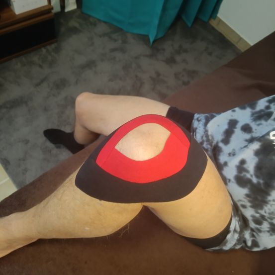 Bild enthält, Body Part, Knee, Person, Indoors, Interior Design, Thigh, Clothing, Shorts