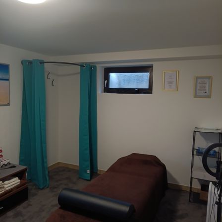 Bild enthält, Living Room, Couch, Screen, Computer Hardware, Hardware, Monitor, Floor, Flooring, TV, Entertainment Center