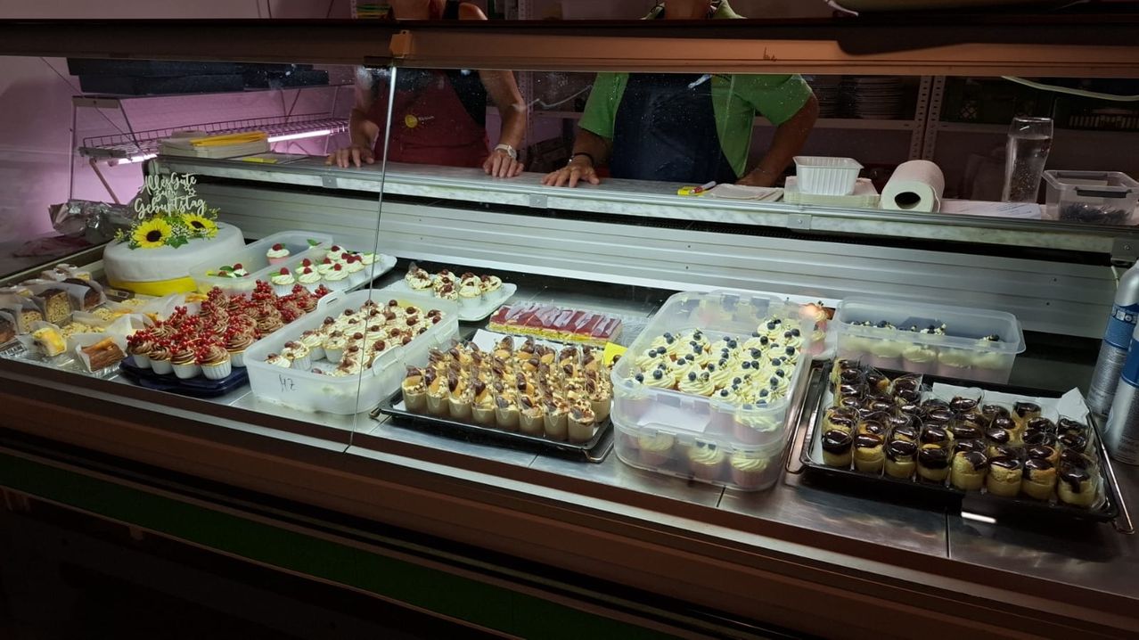 Bild enthält, Shop, Person, Bakery, Adult, Female, Woman, Ammunition, Grenade, Weapon