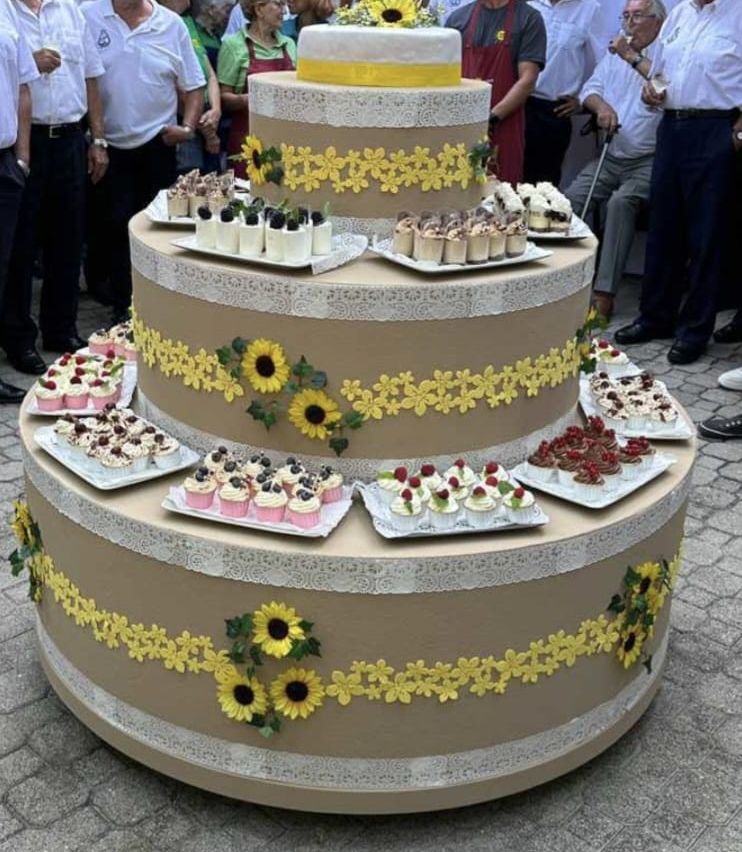 Bild enthält, People, Person, Cake, Dessert, Adult, Male, Man, Female, Woman, Wedding