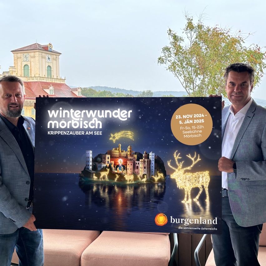 Bild enthält, Blazer, Coat, Jacket, Pants, Person, Photography, Portrait, Advertisement, Jeans, Man