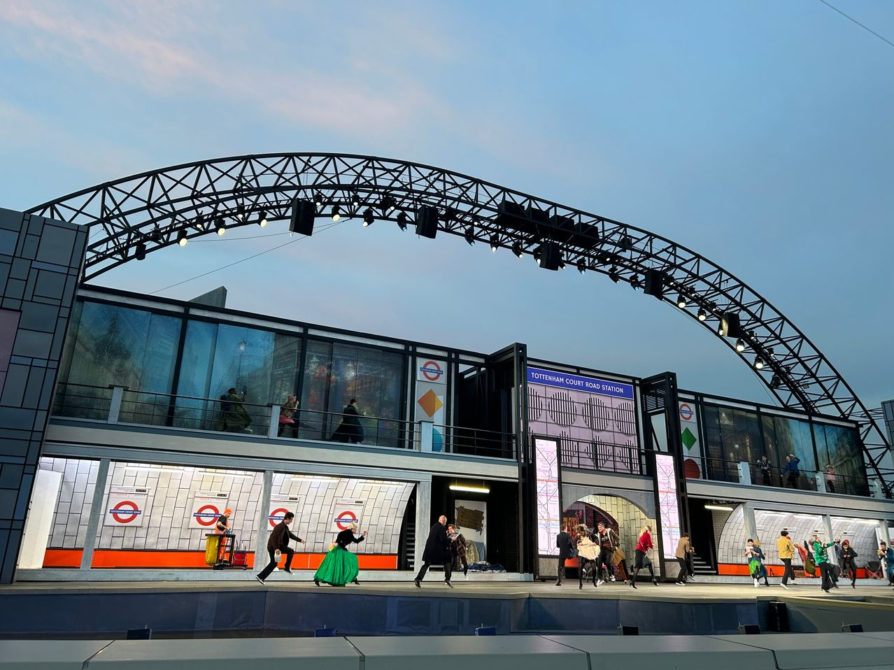 Bild enthält, Arch, Terminal, Urban, Building, Shopping Mall, Bus Stop, Person, City, Train Station, Monitor