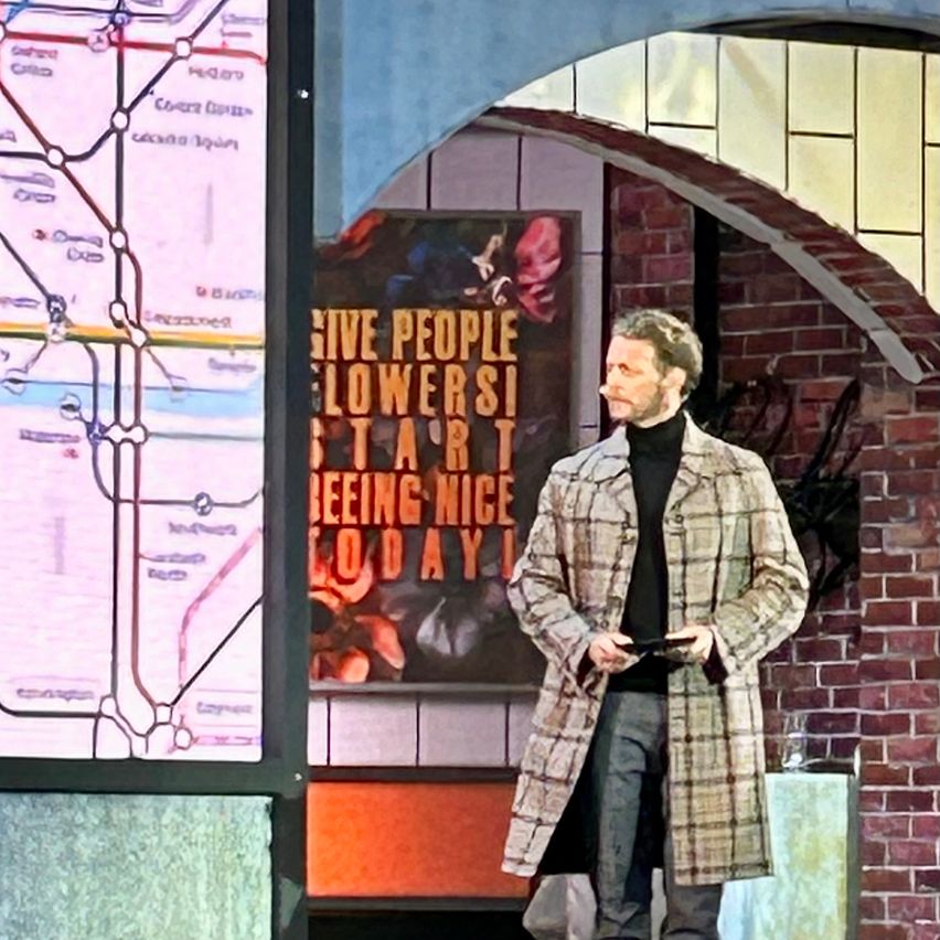 Bild enthält, Coat, Pants, Adult, Male, Man, Person, Standing, Overcoat, Shoe, Face