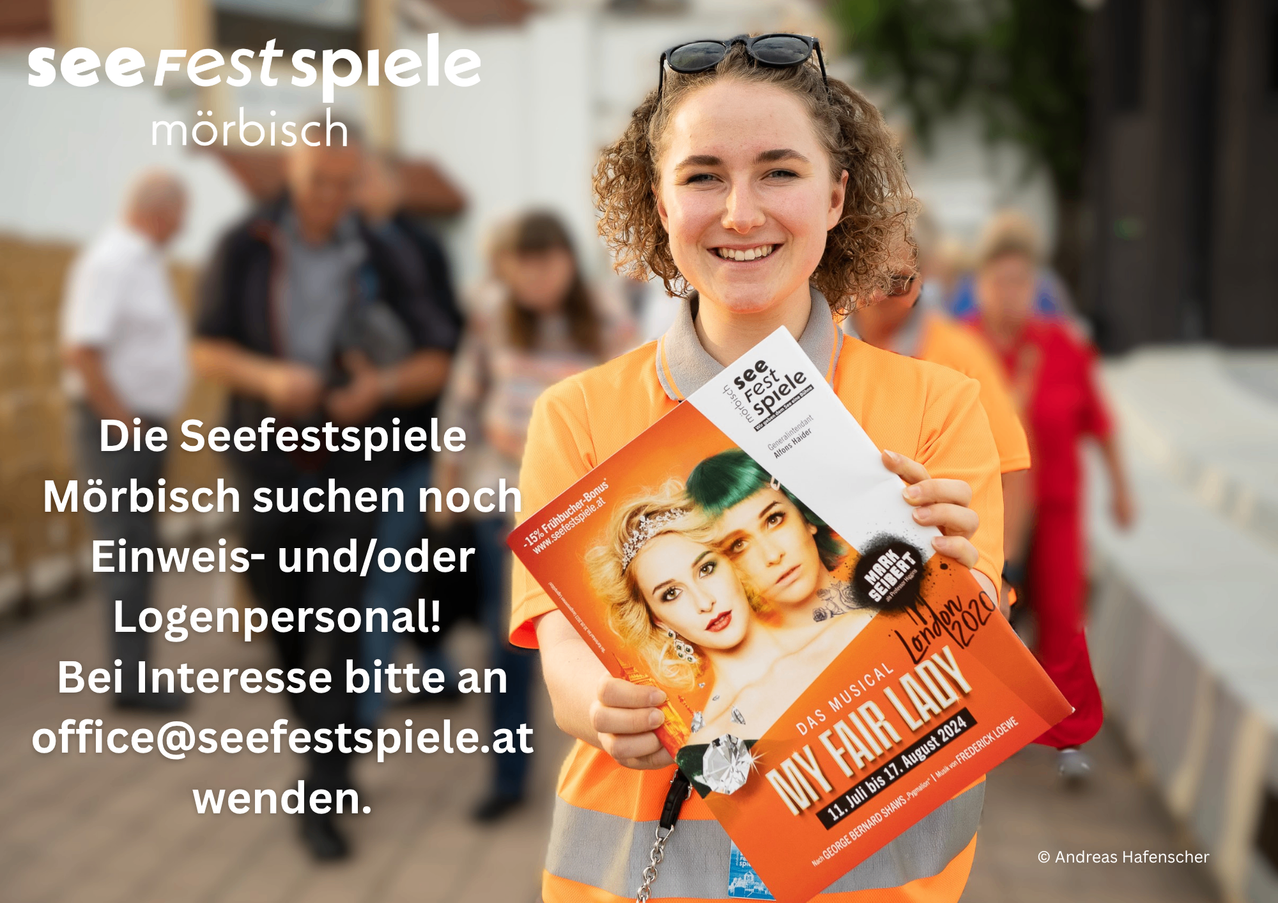 Eine Frau in einem orangefarbenen Outfit hält ein Ticket für eine Musical-Veranstaltung. Das Ticket zeigt einen Mann und eine Frau mit grünen Haaren. Der Hintergrund ist unscharf mit Menschen und Text auf Deutsch.