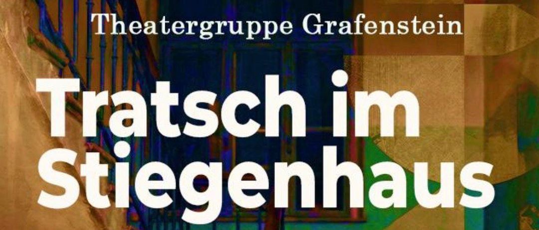 Eine ältere Frau steht auf einer Treppe, hält einen Besen in der Hand und ist in ein blaues und weißes Schürzenkleid gekleidet. Sie scheint am Telefon zu sprechen. Die Treppe ist mit einem hölzernen Handlauf verziert. Der Text "Ratschen im Stiegenhaus" ist über ihr prominent angebracht.