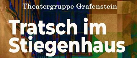 Eine ältere Frau in einer Dienstmädchen-Uniform reinigt die Treppen in einem Gebäude. Die Treppen sind aus Holz und haben ein Geländer. Die Frau hält Besen und Kehrschaufel. Das Bild hat einen Vintage-Filter.