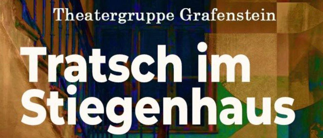 Eine ältere Frau in einer Dienstmädchen-Uniform reinigt die Treppen in einem Gebäude. Die Treppen sind aus Holz und haben ein Geländer. Die Frau hält Besen und Kehrschaufel. Das Bild hat einen Vintage-Filter.