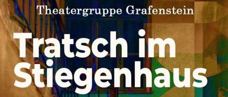 Eine ältere Frau steht auf einer Treppe, hält einen Mopp und einen Stock in der Hand und posiert möglicherweise für ein Foto. Sie ist in einem weißen Schürze und einem blauen Kleid gekleidet. Die Treppe hat ein Holzgeländer und ein blaues Metallgeländer. Die Wand hinter ihr ist in einer Kombination aus Blau und Gelb gestrichen.
